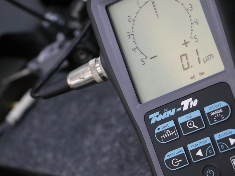 The 200 segments scale of the TWIN-T10 enables a micron visualization during geometrical measurements.